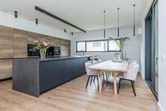 Koningskaars 20, 6418 PR Heerlen - 17 - Keuken met kookeiland en eettafel.jpg